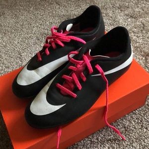 Nikes girls Soccer cleats Size 4